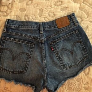 Levi’s cut off shorts high waisted.